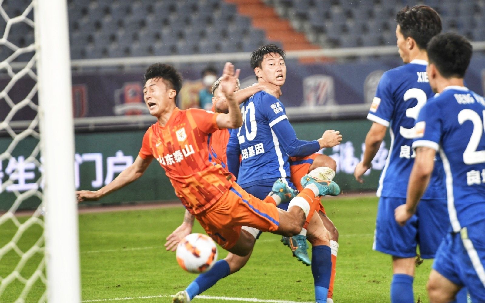 泰州举办“苏超泰州英雄大会”，市民夹道欢迎泰州队将士凯旋（泰州举行“苏超泰州英雄大会”，市民夹道相迎泰州队凯旋）