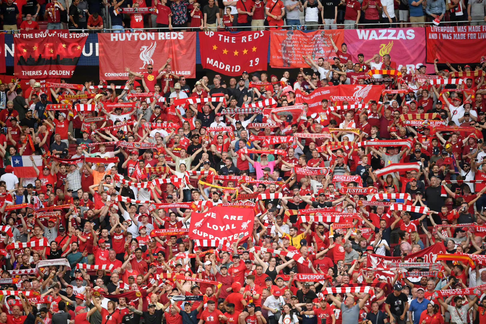 拜仁连续18场联赛每场都至少进两球，距德甲纪录只差两场（拜仁联赛已连18场至少攻入两球，距德甲纪录仅差两场）