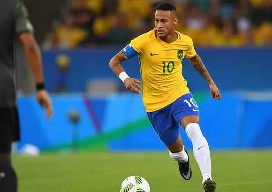 皇马客场对阵阿拉维斯，后防伤病严重，阿隆索面临解雇危机，需尽快取胜以保帅位。（客战阿拉维斯，皇马后防告急；阿隆索帅位危机四伏，唯有速胜自保）