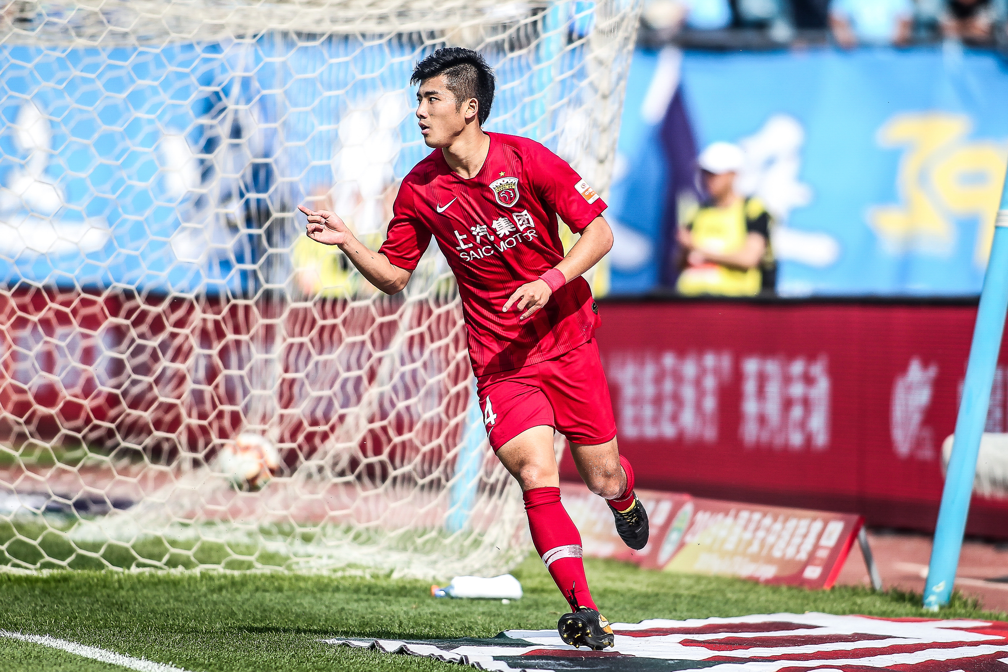 詹姆斯关键篮板抢断助球队逆转（詹姆斯关键抢板抢断助队完成逆转）